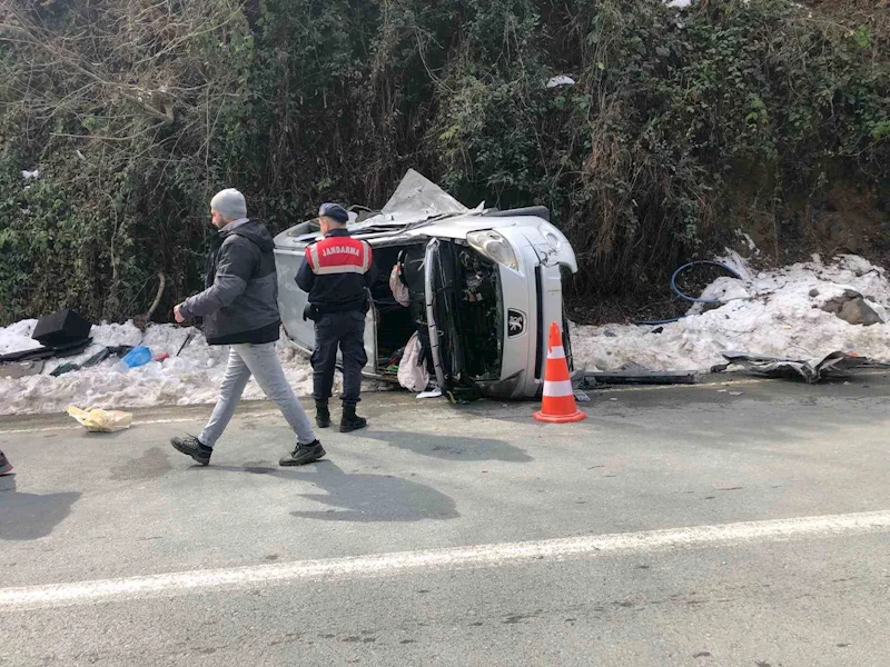 İşçi servisi ile hafif ticari araç çarpıştı: 3 yaralı
