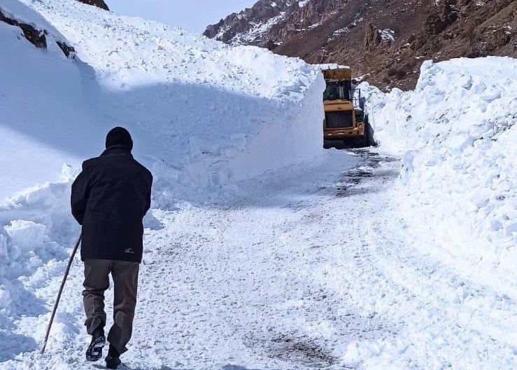 Van’da yüksek rakımlı bölgelerde karla mücadele çalışması sürüyor
