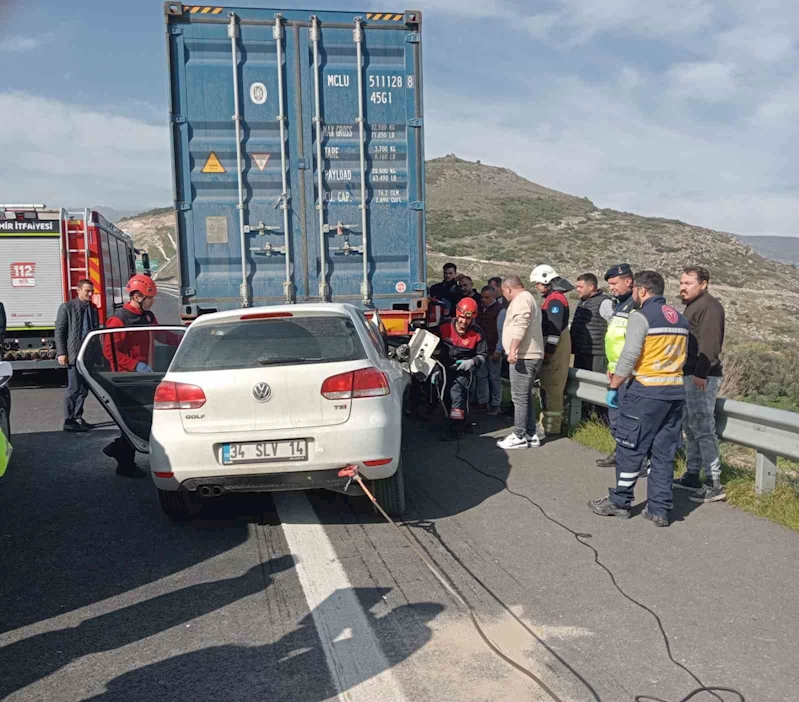 İzmir’de tıra çarpan otomobilin sürücüsü hayatını kaybetti
