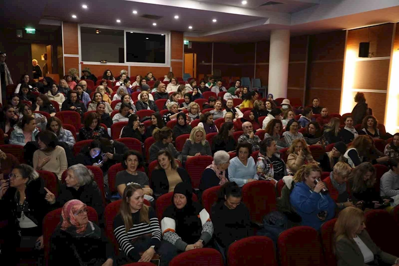 Eyüpsultan Belediyesi’nin 8 Mart’a özel düzenlediği etkinlikte Sumru Yavrucuk sahne aldı
