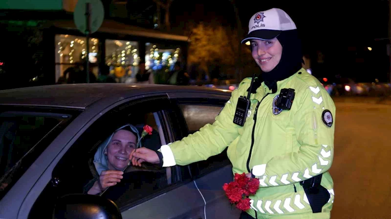 Polis, denetim noktasında kadın sürücülere karanfil hediye etti
