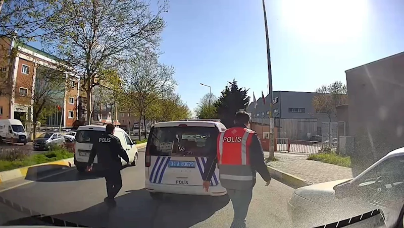 Esenyurt’ta, trafikte araç sürücüsüyle tartışan polis memuru görevden uzaklaştırıldı

