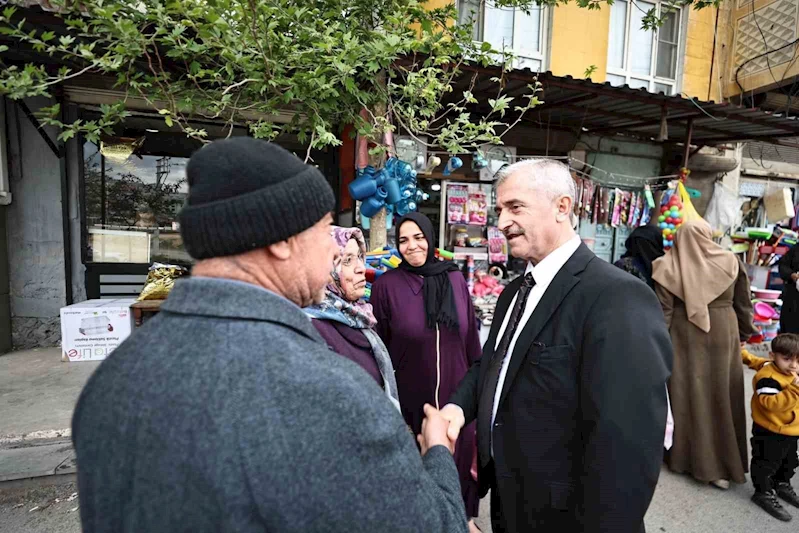 Tahmazoğlu, semt pazarı esnafını ziyaret etti
