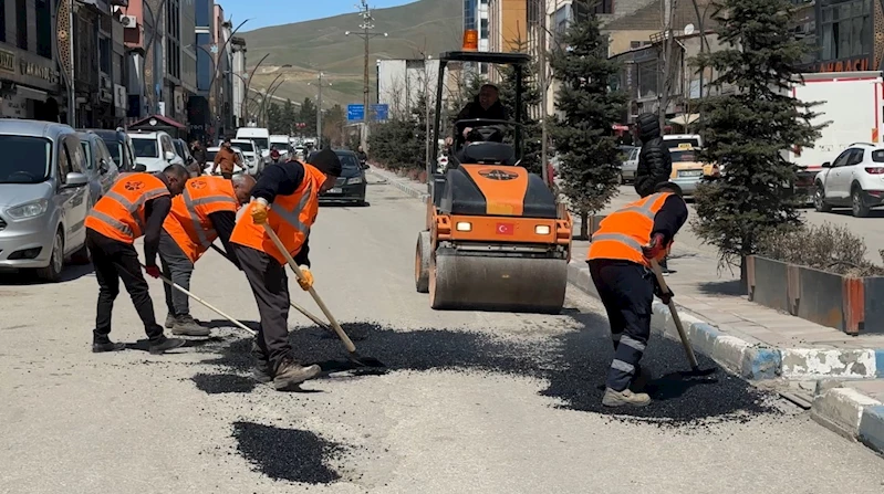 Karayolları, Yüksekova’nın çukurlu yolları için harekete geçti
