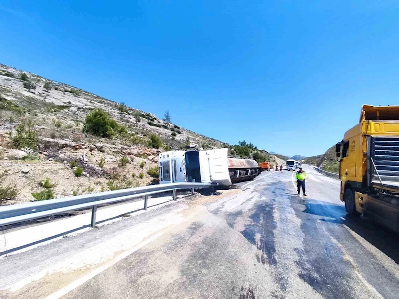 Devrilen tırda yüklü zift yola saçıldı
