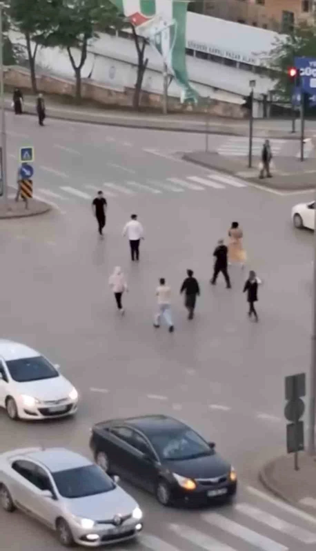Mendilciler ile sürücü akan trafikte kavga etti
