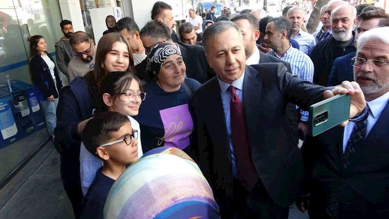 Bakan Yerlikaya, esnafla bir araya geldi
