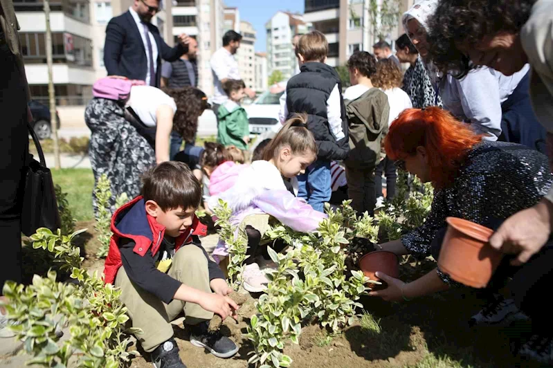 Yeni parkın bitkilerini minikler dikti
