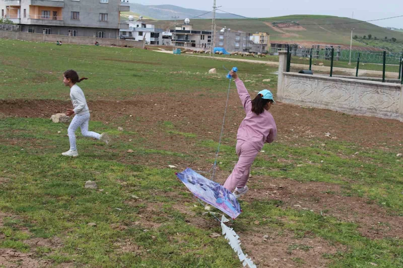 Siirt’te 23 Nisan dolayısıyla uçurtma şenliği düzenlendi
