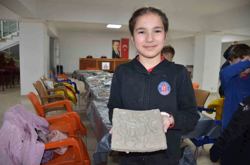 (ÖZEL) Çocuklar hayallerini çamura yansıttı
