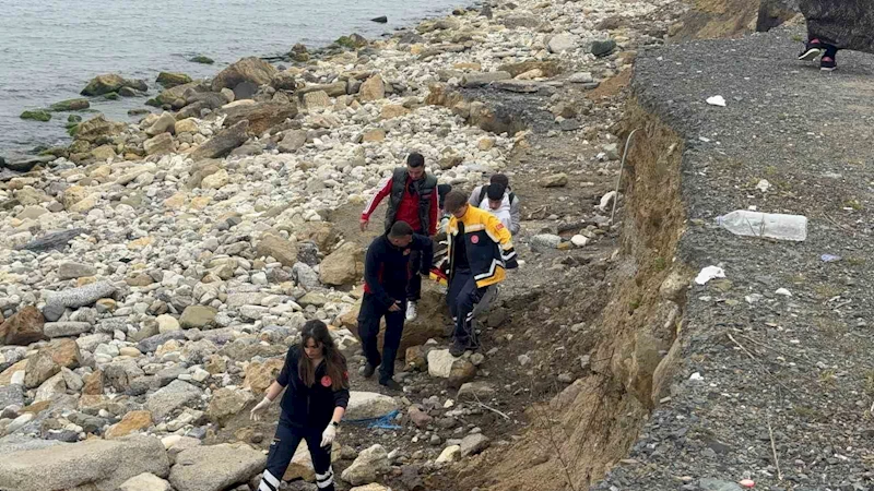 Deniz kenarında yürürken kayalıklardan düştü
