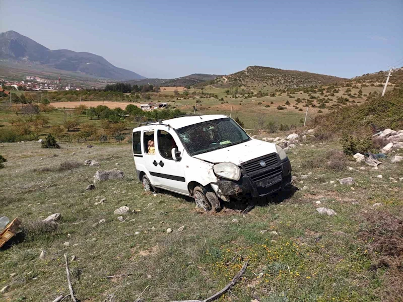Bilecik’te kontrolden çıkan otomobil şarampole yuvarlandı: 2 yaralı
