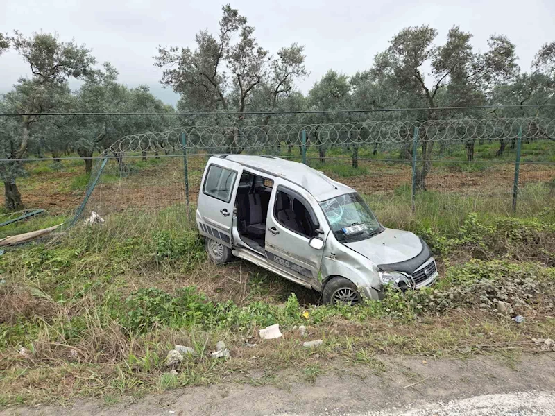 Tarlaya yuvarlanan hafif ticari araçtaki aynı aileden 3 kişi yaralandı
