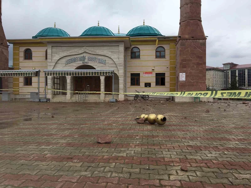 Sivas’ta cami minaresine yıldırım düştü
