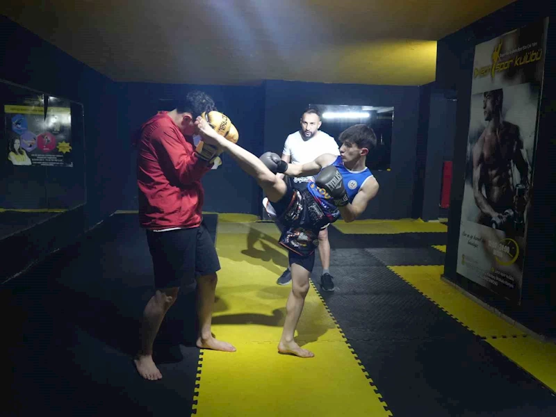 Hamza Eren Göksu, hem wushu hem de muay thaide dünya şampiyonluğu için ter döküyor
