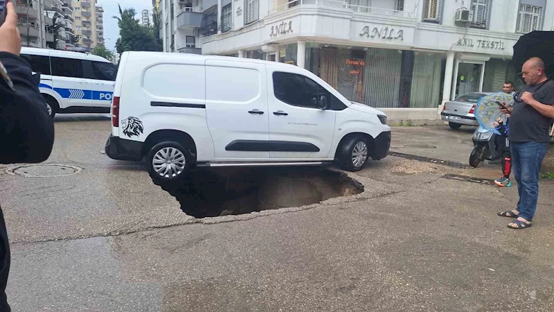 Adana’da yol çöktü, araç düşmekten son anda kurtuldu
