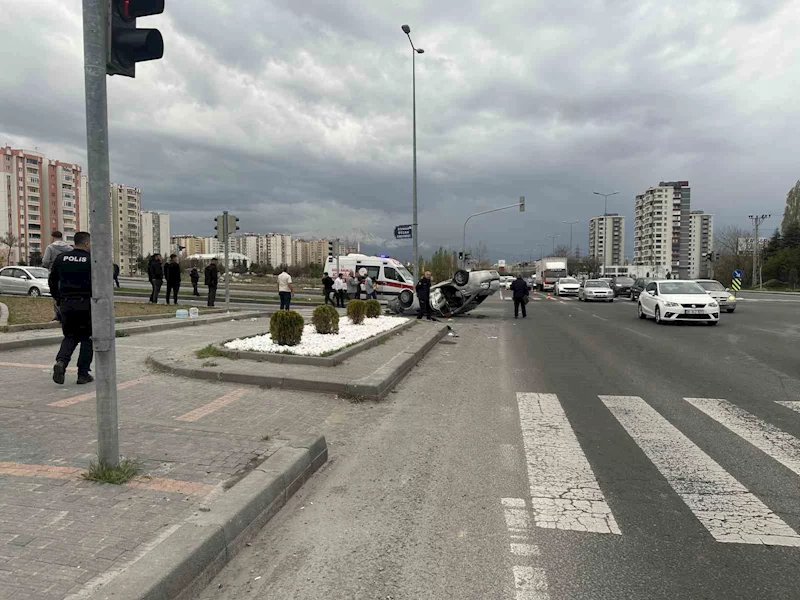 Belediye otobüsü ile otomobil çarpıştı: 9 yaralı
