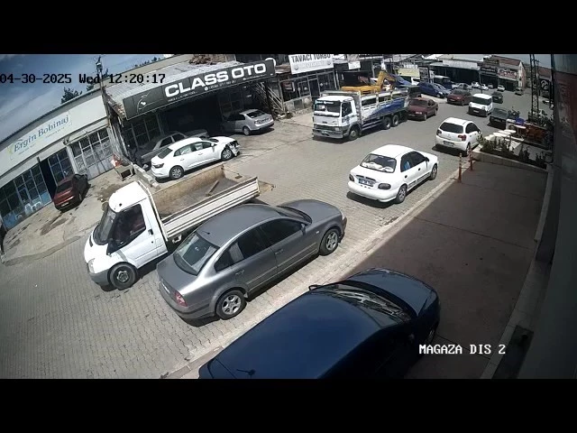 Freni boşalan kamyon geri kaçtı, 4 araca çarparak durabildi
