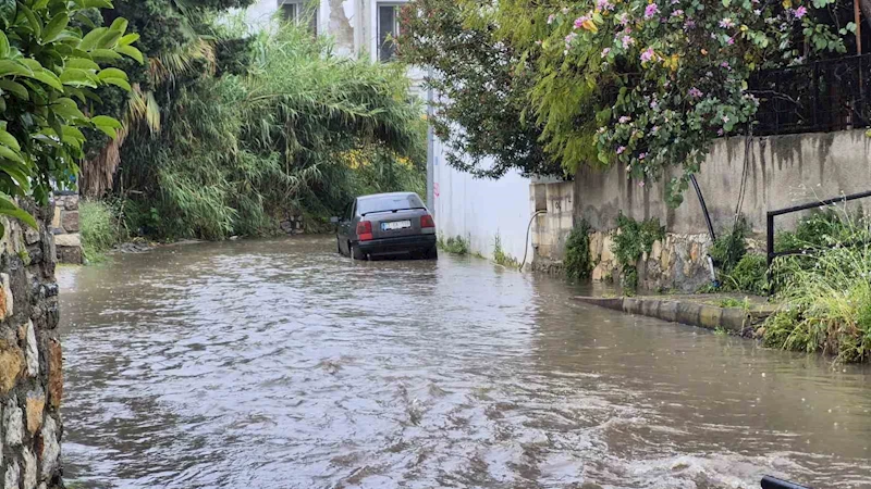 Bodrum’da sağanak yağış etkili oluyor
