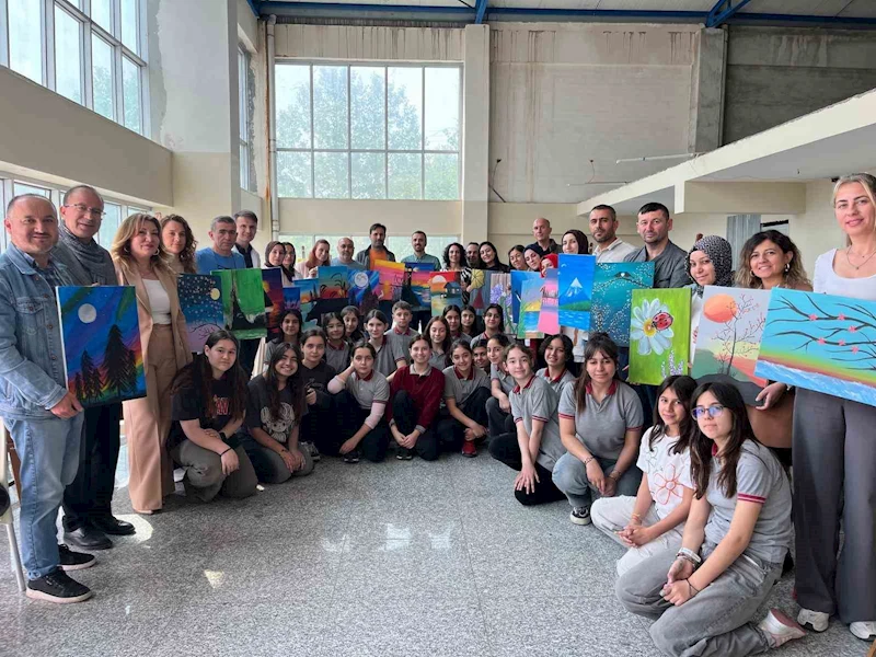Öğrenciler velileriyle birlikte resim yaptı
