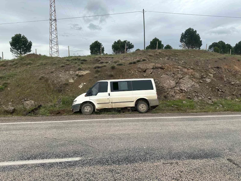 Gölbaşı’ndan minibüs şarampole savruldu: 3 yaralı

