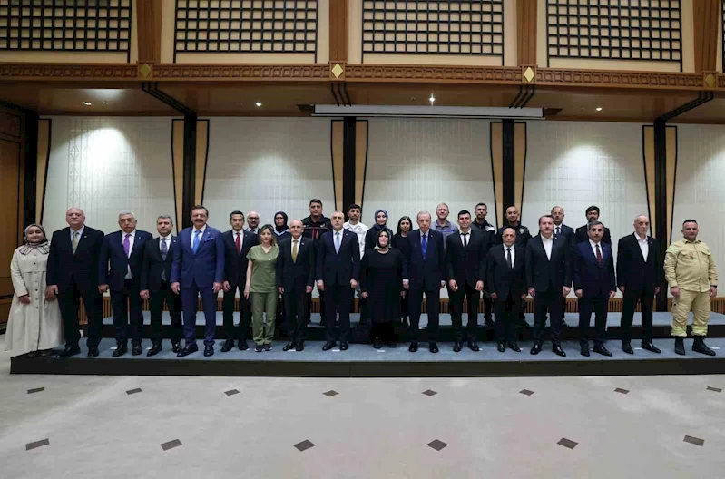 Cumhurbaşkanı Erdoğan işçilerle bir araya geldi

