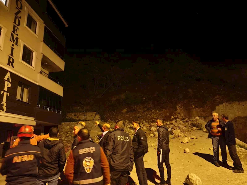 Ardanuç’ta heyelan korkuttu
