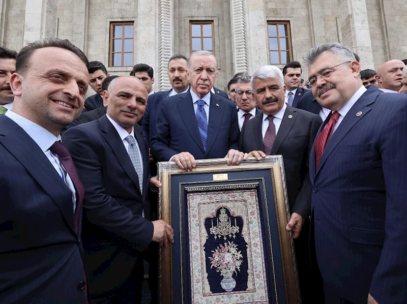 Merkezde üretilen ilk Hereke halısı Cumhurbaşkanı Erdoğan’a hediye edildi
