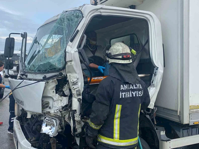 Antalya’da 3 aracın karıştığı zincirleme kazada 1 kişi yaralandı
