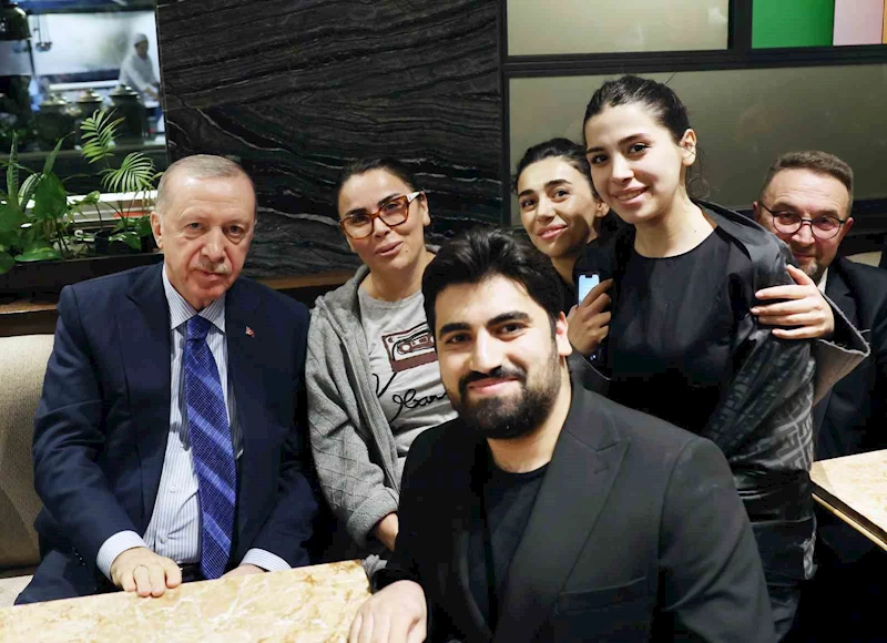 Cumhurbaşkanı Erdoğan, kafede vatandaşlarla sohbet etti
