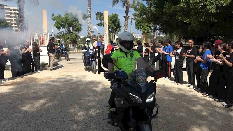 Kaza ihbarıyla çağrılan trafik ekiplerine pastalı, meşaleli sürpriz kutlama

