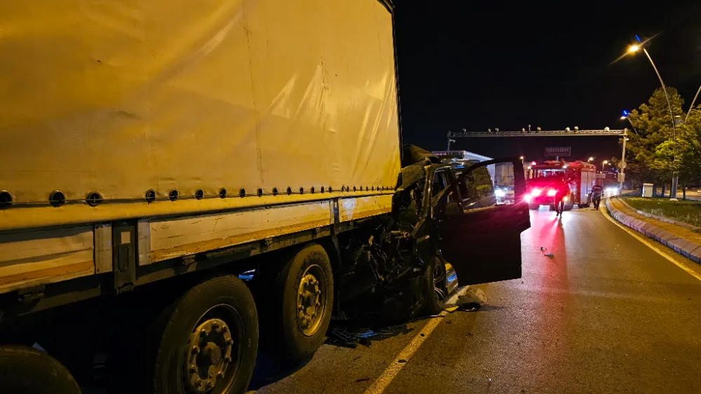 Ticari araç tıra arkadan çarptı: 1 ağır yaralı