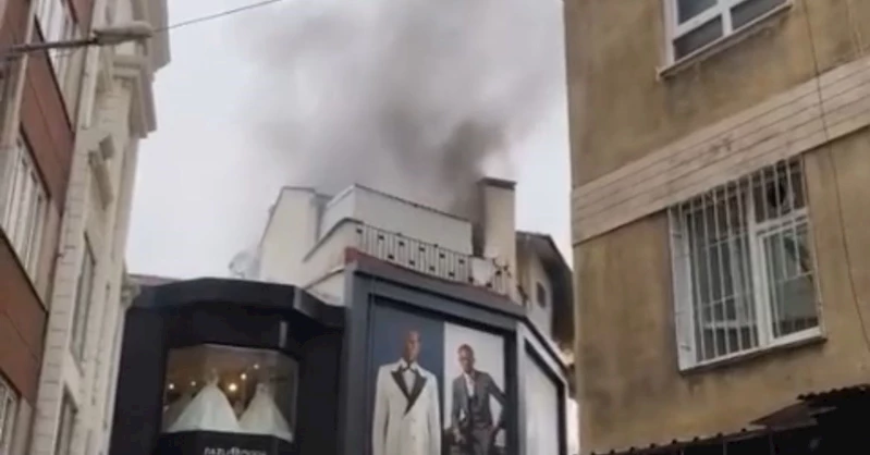Bursa’da Tarihi Uzun Çarşı’da korkutan yangın: Çatı katı alev alev yandı
