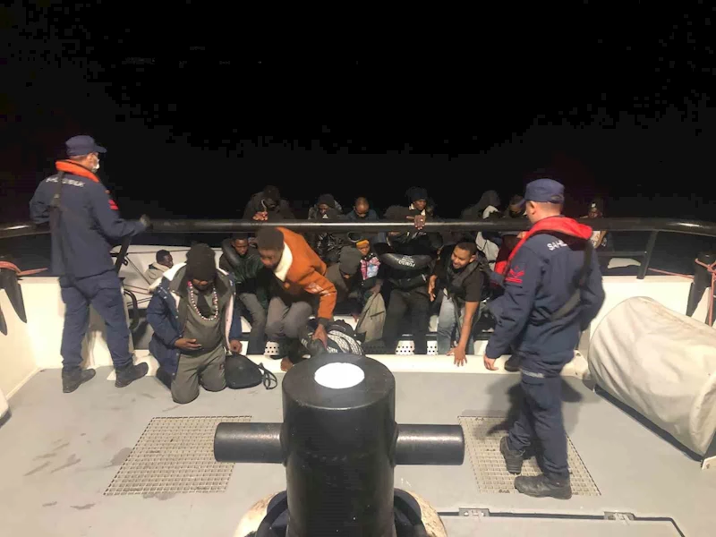 Lastik bot içerisinde 28 göçmen yakalandı