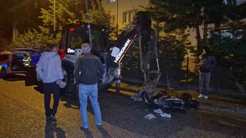 Motosiklet, park halindeki 10 tonluk iş makinesine çarptı: 2 yaralı
