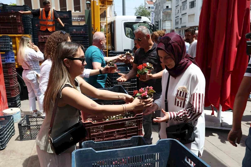 Antalya Büyükşehir’den annelere 25 bin çiçek
