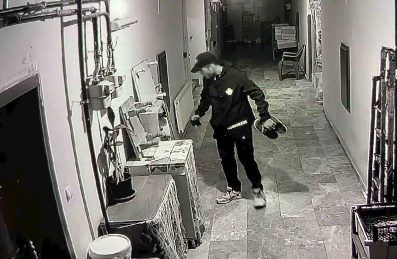Havluyu kokladı, ayakkabıları seçti, beğendiklerini poşetleyip gitti
