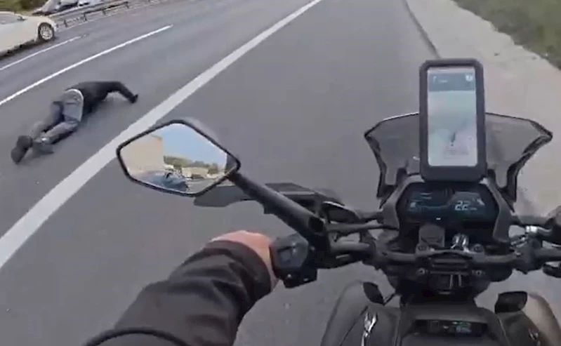 Esenyurt’ta motosiklet arızalanarak emniyet şeridinde duran kamyonete çarptı: 1 ağır yaralı
