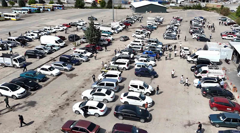Malatya Açık Oto Pazarı’nda satıcı da alıcı da beklemede