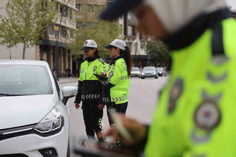 Polis anneler en özel günlerinde de aşkla görev başında
