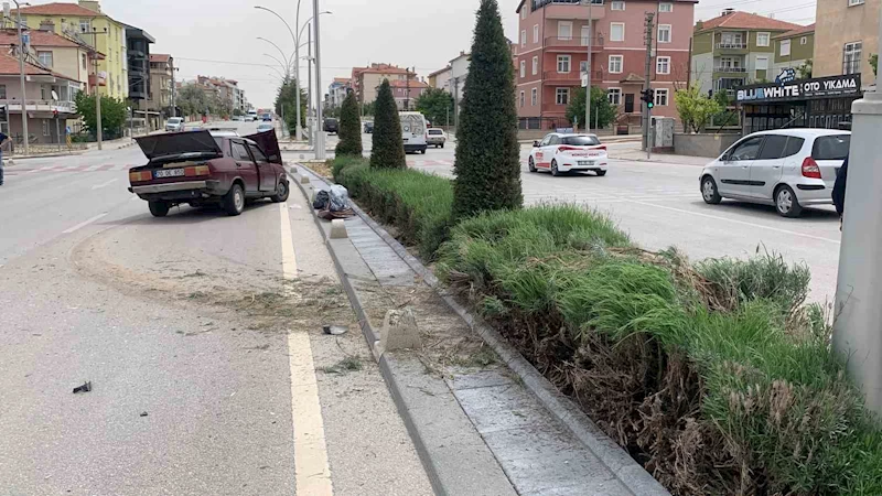 Aydınlatma direğine çarpan otomobil orta refüjü aşarak karşı şeride geçti
