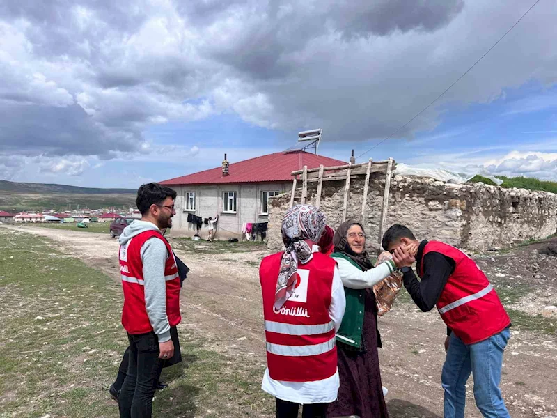 Ağrı Kızılay gönüllülerinden annelere anlamlı sürpriz
