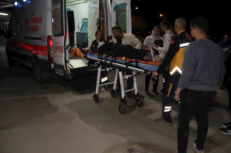 Yayalara çarpan motosikletli kaçtı: 3 yaralı
