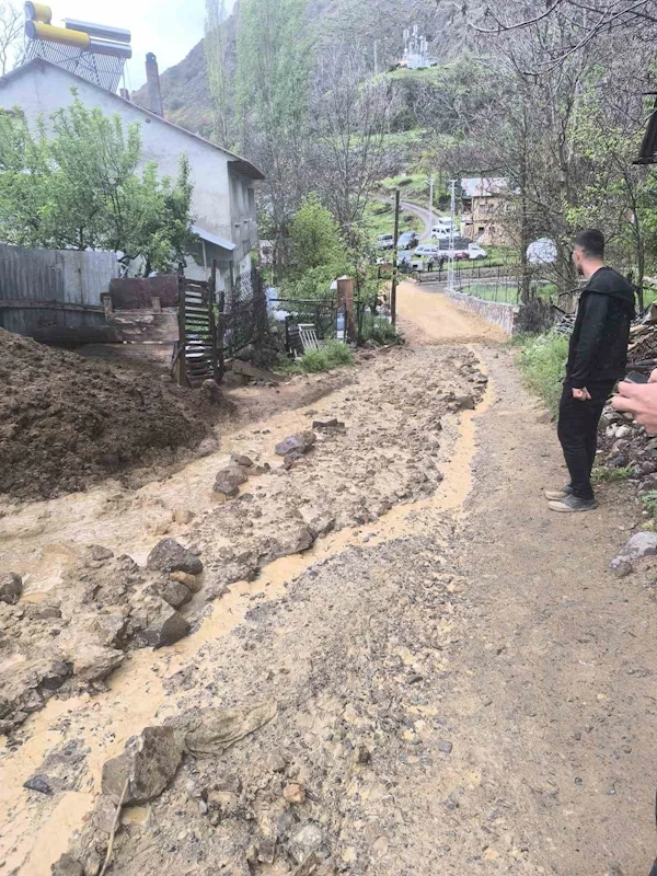 Sivas’ta sağanak sonrasında ahır, sel sularına teslim oldu
