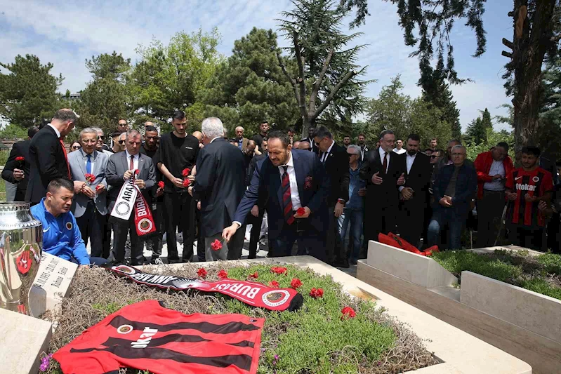 Gençlerbirliği camiası, İlhan Cavcav’ın mezarını ziyaret etti
