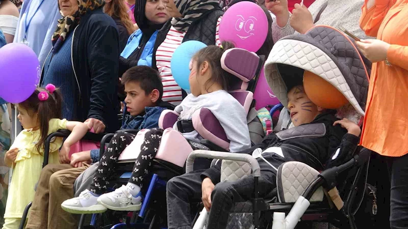 Özel bireyler düzenlenen festivalle sosyalleşti