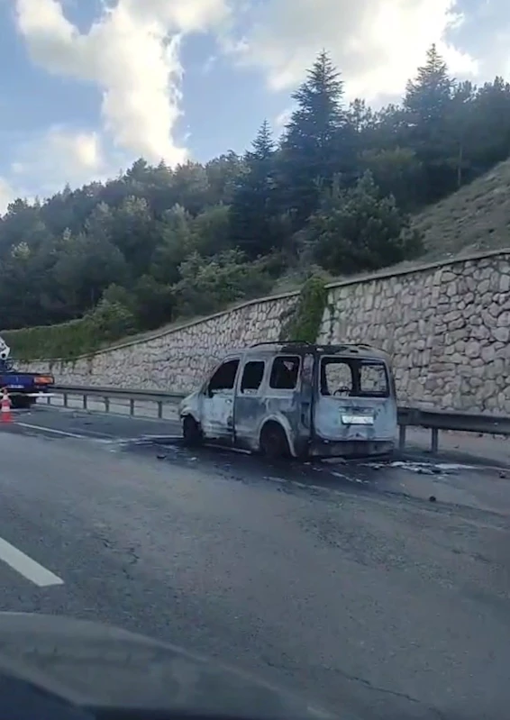 Ankara’da alev topuna dönen otomobil kullanılamaz hale geldi
