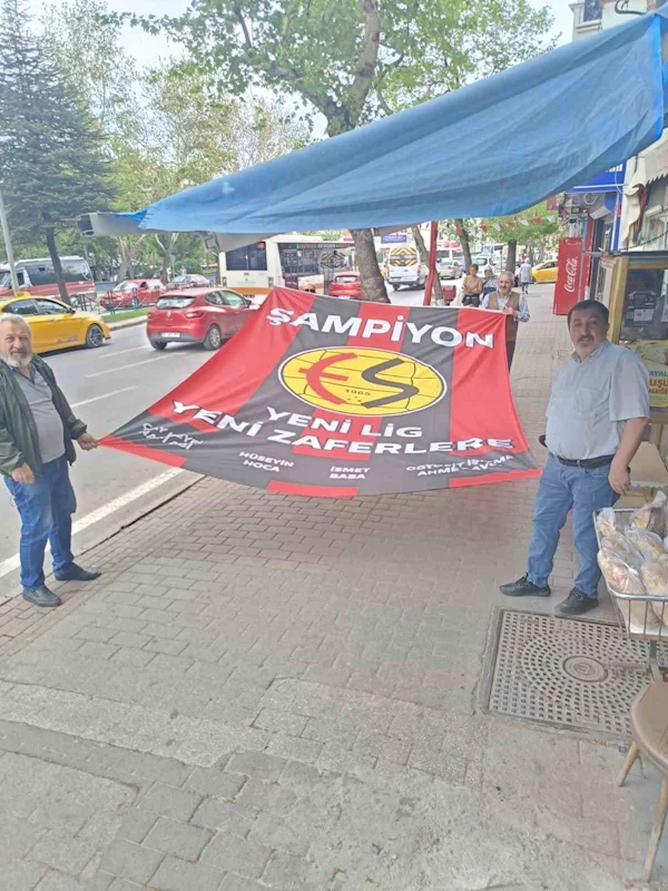 Esnaf kendi imkanlarıyla dev Eskişehirspor bayrağı yaptırdı
