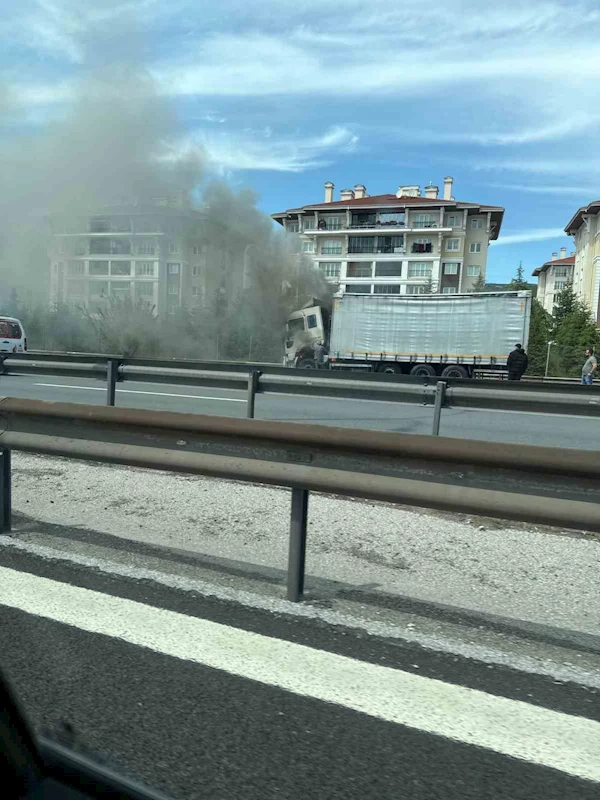 Kocaeli’de alevlere teslim olan tır, itfaiye ekiplerince söndürüldü
