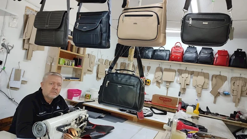 Küçük atölyesinde eliyle diktiği deri ürünleri Türkiye’nin her yerine gönderiyor
